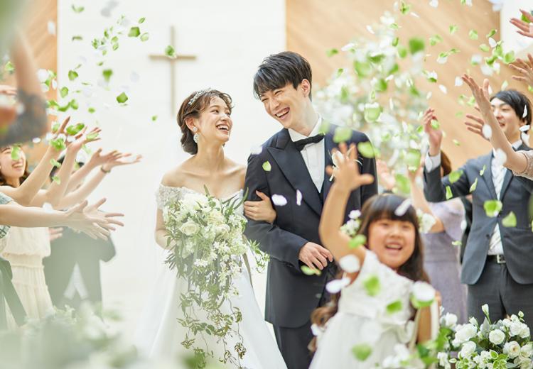 セントアクアチャペル梅田。挙式会場。ゲスト一人ひとりに見守られ、花嫁は祭壇へ歩みを進めます