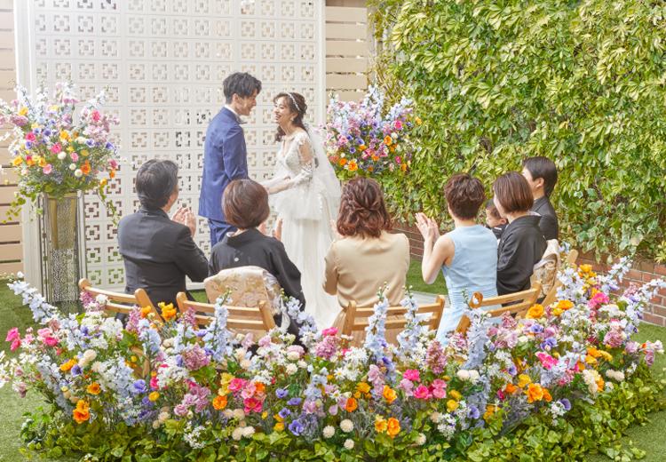 セントアクアチャペル梅田。挙式会場。温かな光と多くの緑に包まれ誓いを立てる、クライマックスの瞬間