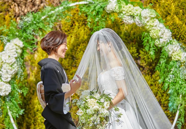 セントアクアチャペル梅田。挙式会場。祝福のフラワーシャワーを浴びて新しい人生を歩み始めます