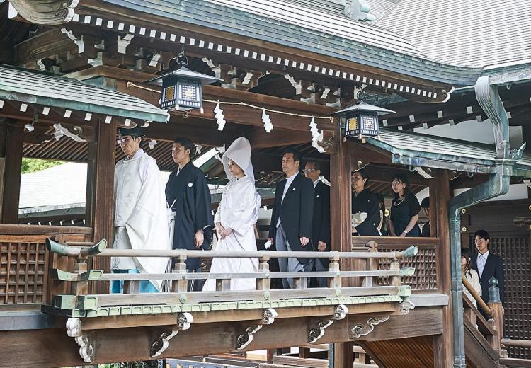 大阪天満宮。挙式会場。新郎新婦と親族が一列になって本殿へと進む「渡り殿の儀」
