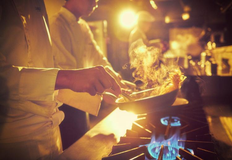 Mia Via(ミア ヴィア)。料理。キッチンではシェフが連携し、出来立てを最高のタイミングで提供