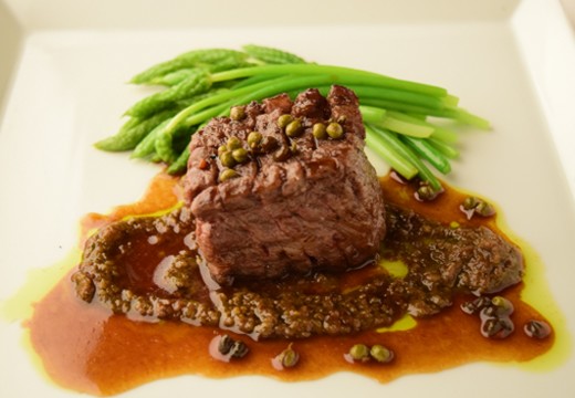 MODO DI PONTE VECCHIO(モード ディ ポンテベッキオ)。料理。赤身の牛肉を格子状に切り込みを入れ、柔らかく仕上げられた料理