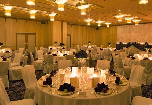 ホテルグランヴィア大阪。披露宴会場。照明を変えれば、ロマンティックな雰囲気になります