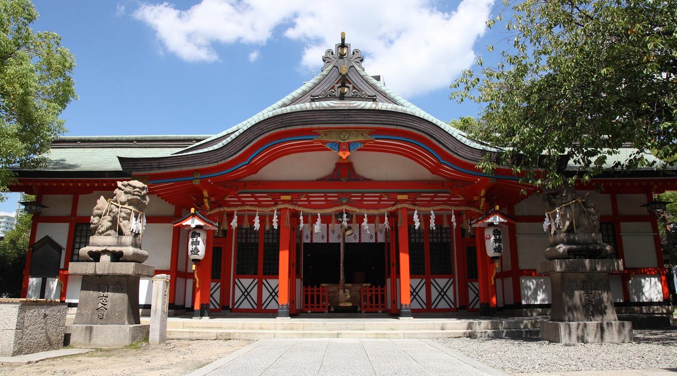 玉造稲荷神社。大阪城からほど近い場所ながら緑に囲まれ静かに佇む神社。日本書紀にも登場する歴史ある神社での結婚式が叶います