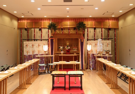 新大阪江坂東急REIホテル（新大阪江坂東急レイホテル ）。挙式会場。木目を活かした和の式場では、古式ゆかしい神前式が叶います