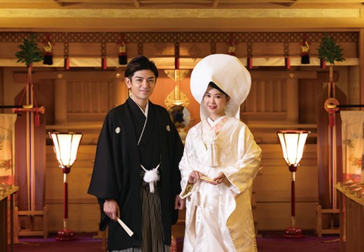 ホテルアウィーナ大阪。挙式会場。格調高い空間に白無垢に身を包んだ花嫁姿がよく映えます