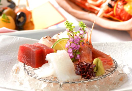 ホテルプラザオーサカ 。料理。魚のお造りなどが揃う日本料理は、幅広い世代が集う披露宴に最適