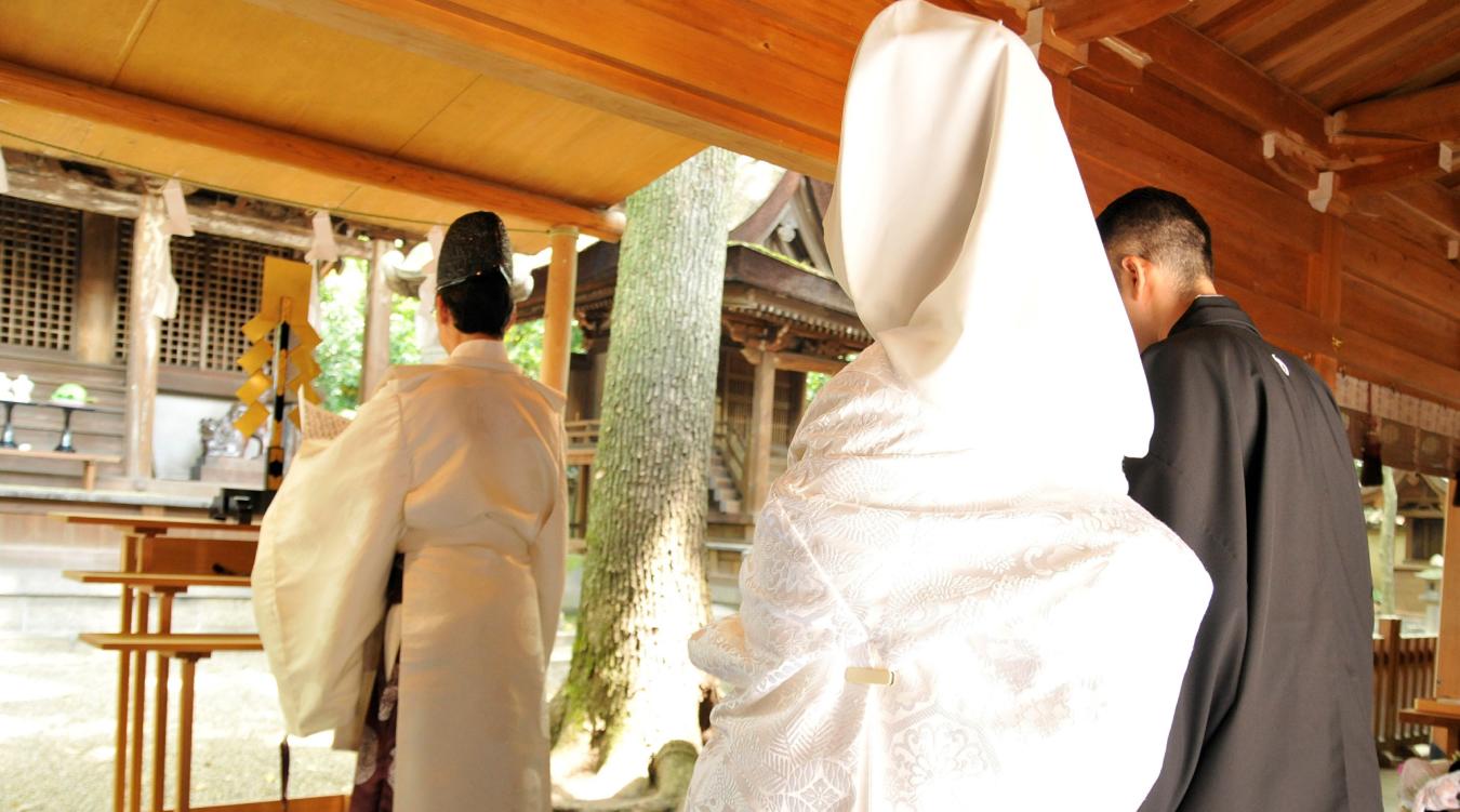 杭全神社。長い歴史を誇る由緒正しい神社で行われる一日一組の結婚式。厳かな儀式を通して家族の絆が結ばれます
