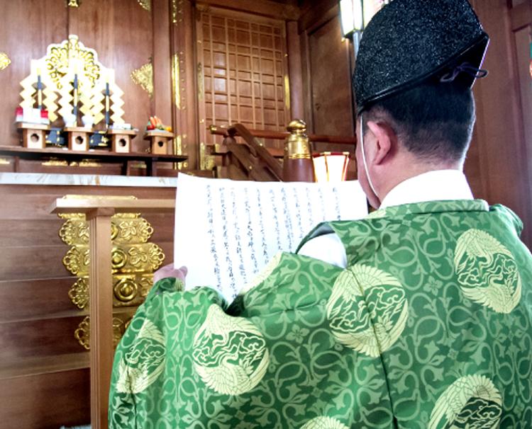 豊國神社。スタッフ。神主が斎主として神前にふたりの結婚を報告してくれます