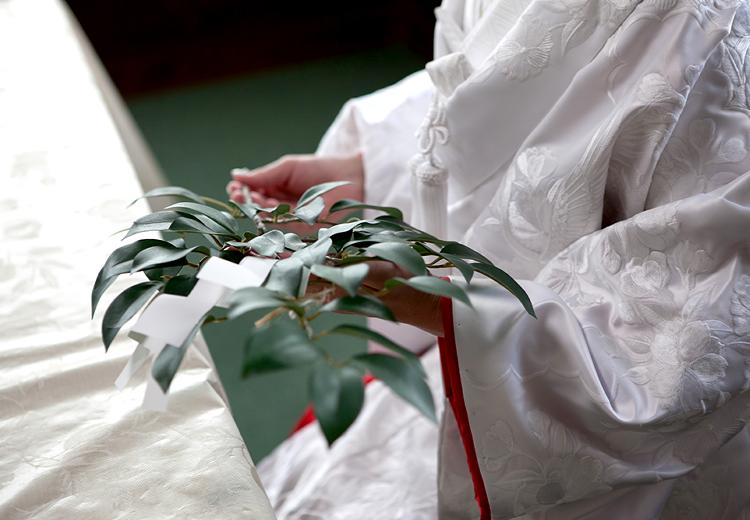 豊國神社。挙式会場。新郎新婦が神前に玉串を奉げる「玉串奉奠（たまぐしほうてん）」