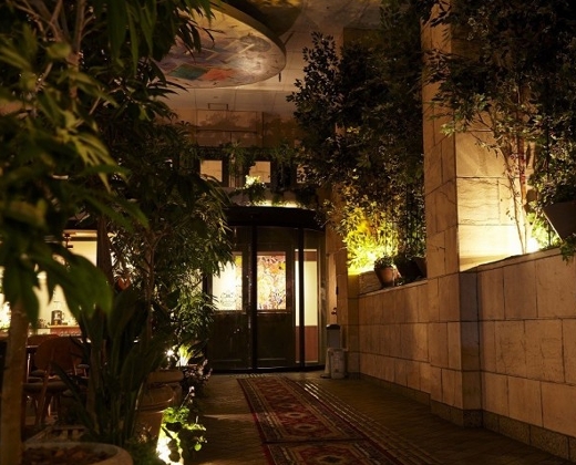 Grotta dell’ Amore(グロッタ デ アモーレ)。アクセス・ロケーション。緑豊かなエントランスの向こうに幻想的な空間が広がります