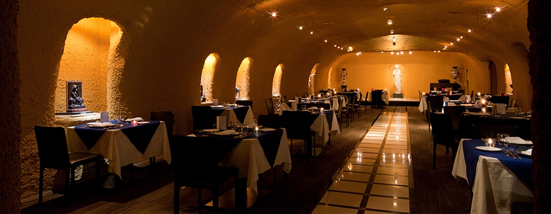 Grotta dell’ Amore(グロッタ デ アモーレ)。披露宴会場。最大100名まで収容できる洞窟のような披露宴会場。会場のレイアウトもふたりの希望や人数によってアレンジできます