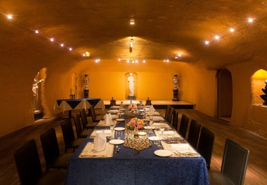 Grotta dell’ Amore（グロッタ デ アモーレ）。披露宴会場。土壁を活かしたナチュラルな空間はどんな装飾とも調和します