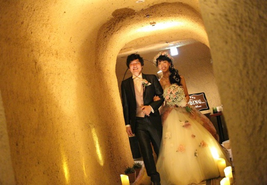 Grotta dell’ Amore(グロッタ デ アモーレ)。披露宴会場。洞窟をくぐって入場する新郎新婦に、温かな拍手がおくられます