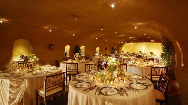 Grotta dell’ Amore(グロッタ デ アモーレ)。洞窟風のホールを有する個性豊かな空間で行う結婚式。1組だけで完全貸切できるため自由度の高いパーティーが叶います