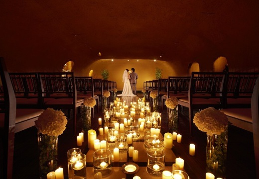 Grotta dell’ Amore（グロッタ デ アモーレ）。キャンドルの灯が揺れる館内は、絵画のような美しさです