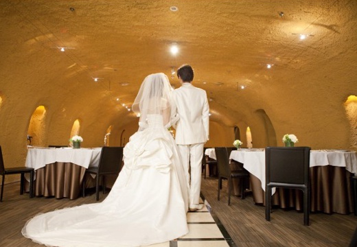 Grotta dell’ Amore(グロッタ デ アモーレ)。挙式会場。バージンロードを歩むふたりに、ゲストの視線が集まります