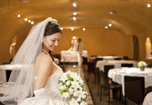 Grotta dell’ Amore（グロッタ デ アモーレ）。挙式会場。ドレス姿の花嫁が美しく映える、淡い光に包まれた幻想的な空間