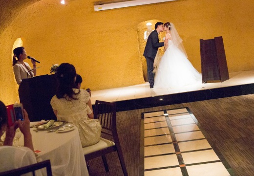 Grotta dell’ Amore(グロッタ デ アモーレ)。挙式会場。どの席からでも見やすい、一段高いステージが完備されています