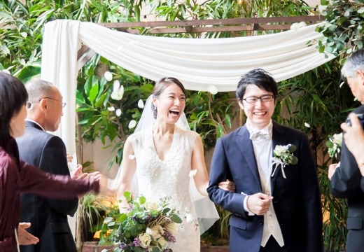 Grotta dell’ Amore(グロッタ デ アモーレ)。挙式会場。緑が彩るエントランスで行う華やかなフラワーシャワー