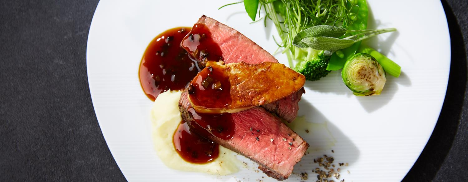 セントフォレストチャペルなんば。料理。日本人にも親しみやすい味わいに仕上げられたフレンチ。会場隣接のキッチンから出来立てがサーブされます