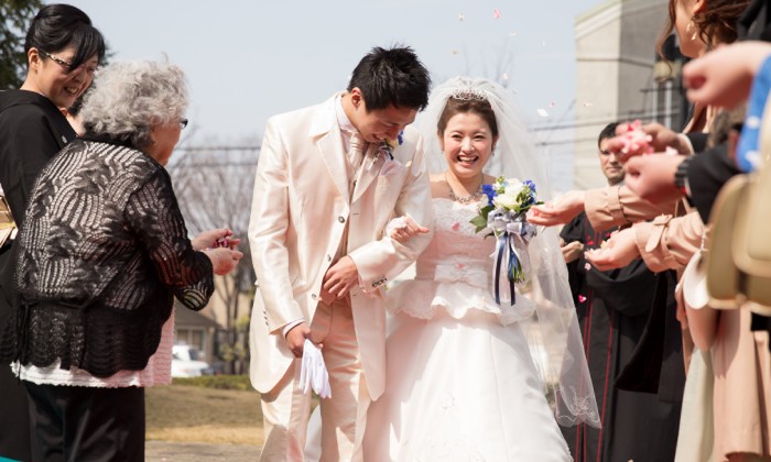 Only One Wedding サンパレス(オンリー ワン ウェディング サンパレス)。演出・小物。家族や親しいゲストの温かな拍手を受けながら、フラワーシャワーを満喫します