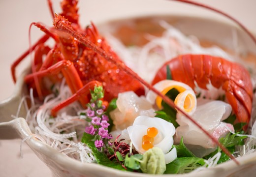Only One Wedding サンパレス(オンリー ワン ウェディング サンパレス)。料理。伊勢海老のお造りをはじめとした贅沢な一品も登場します