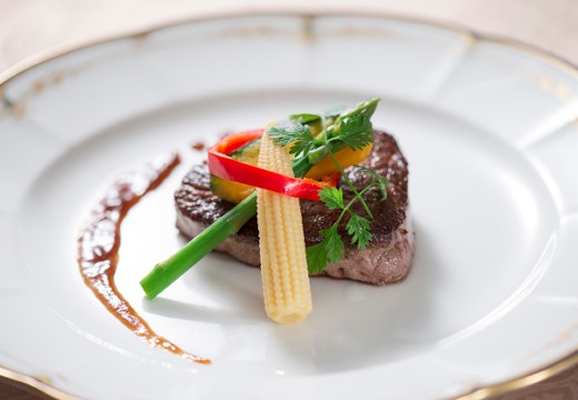 Only One Wedding サンパレス(オンリー ワン ウェディング サンパレス)。料理。やわらかな食感とソースのハーモニーを楽しめる厳選牛のグリル