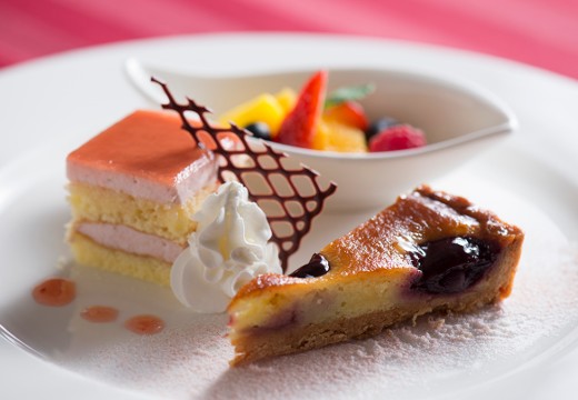 Only One Wedding サンパレス(オンリー ワン ウェディング サンパレス)。料理。フレッシュなフルーツや上品なチョコを使ったスイーツ