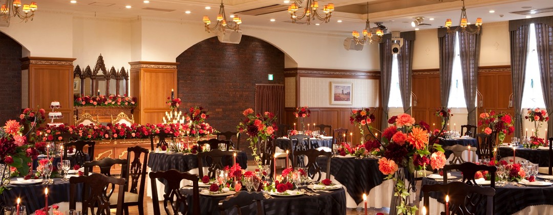 Only One Wedding サンパレス(オンリー ワン ウェディング サンパレス)。披露宴会場。落ち着きのある木目を活かしたインテリアの『ウィンザー・ヴィラ』。邸宅で過ごすようなリラックスした時間を過ごせます