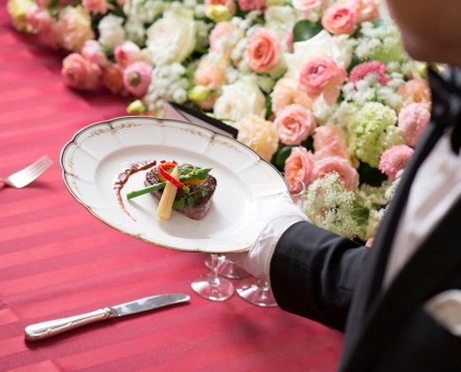 Only One Wedding サンパレス(オンリー ワン ウェディング サンパレス)。スタッフ。サービススタッフが、タイミングよく料理をサーブしてくれます