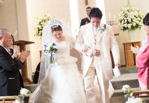 Only One Wedding サンパレス(オンリー ワン ウェディング サンパレス)。挙式会場。ゲスト席との距離が近いので、一体感のあるセレモニーが実現