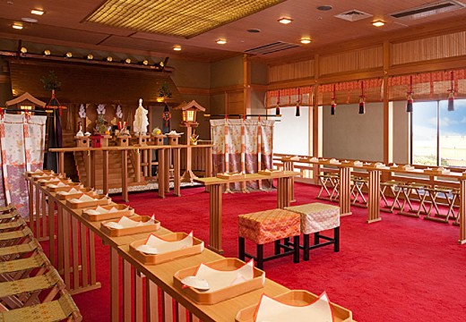 Only One Wedding サンパレス(オンリー ワン ウェディング サンパレス)。挙式会場。眩い自然光が注ぎ込む神殿では、厳かな神前式が叶います