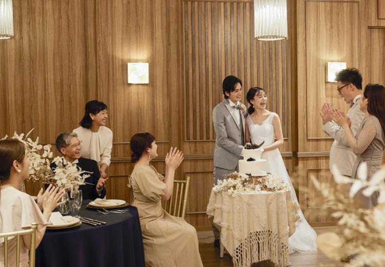 小さな結婚式 大阪ハービスENT店。披露宴会場。テーブル上の装花やペーパーアイテムなども自由にアレンジ可能