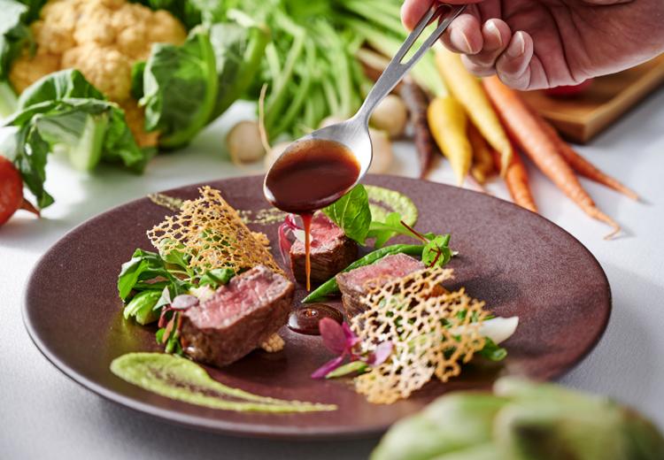 アルカンシエル luxe mariage 大阪(アルカンシエル リュクス マリアージュ 大阪)。料理。春には春らしい色や旬の野菜を添えた柔らかな肉料理