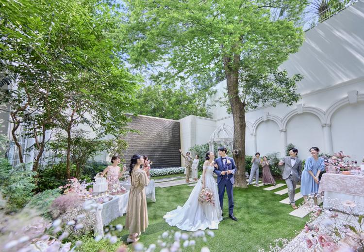 アルカンシエル luxe mariage 大阪(アルカンシエル リュクス マリアージュ 大阪)。滝の音とさわやかな風が吹き抜ける緑豊かなガーデンでおもてなし