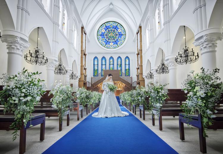 アルカンシエル luxe mariage 大阪(アルカンシエル リュクス マリアージュ 大阪)。挙式会場。広大でシックな空間は光と祝福に包まれ、花嫁を美しく輝かせます