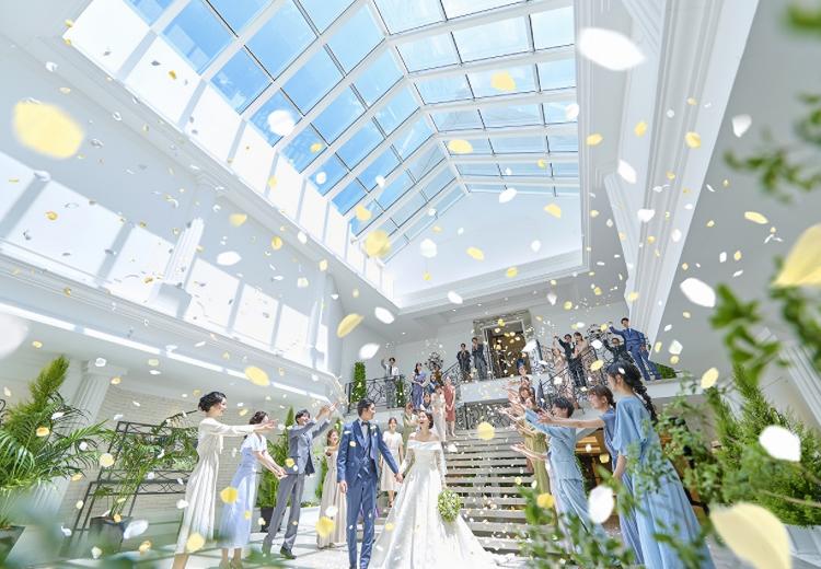 アルカンシエル luxe mariage 大阪（アルカンシエル リュクス マリアージュ 大阪）。挙式会場。挙式後は全天候型の大階段でフラワーシャワーが楽しめます