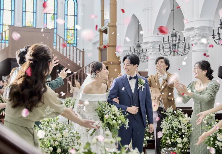 アルカンシエル luxe mariage 大阪(アルカンシエル リュクス マリアージュ 大阪)。挙式会場。大切なゲストからの祝福に包まれた感動のひととき