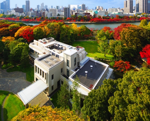 ザ・ガーデンオリエンタル・大阪。アクセス・ロケーション。大川のほとり、春は桜、秋は紅葉に包まれる庭園の中の洋館