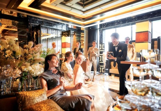 ラグナヴェール大阪 LAGUNAVEIL OSAKA。披露宴会場。貸切にもできる広々とした専用ロビーも魅力の一つ