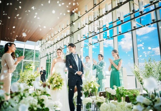 ラグナヴェール大阪 LAGUNAVEIL OSAKA。挙式会場。フラワーシャワーでゲストからの祝福を受ける感動のシーン