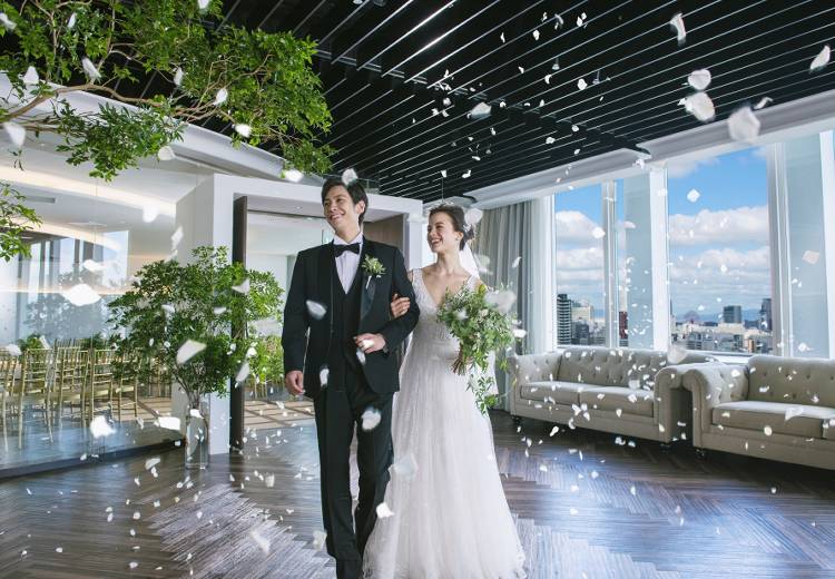 リバーバンク大阪。挙式会場。祝福の花びらに包まれ、ふたりは新しい人生を歩み始めます