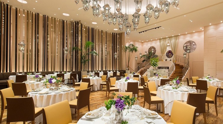 リストランテ ル・ミディひらまつ。シャンデリアが輝くレストランで、セレモニーや披露宴を実現。天井が高く開放感があり、ゆったり過ごすことができます