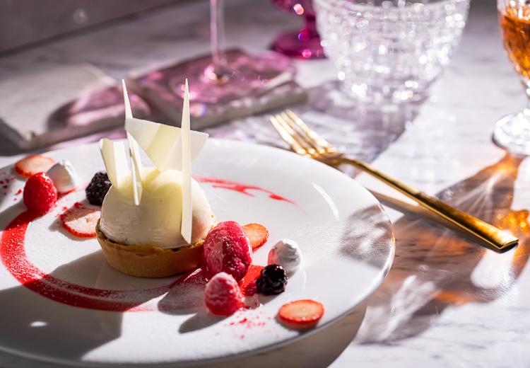 デュクラス大阪(FIVESTAR WEDDING)。料理。前菜からデザートまでタイミング良くサーブされます