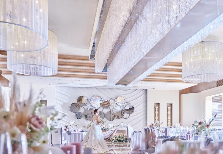 デュクラス大阪(FIVESTAR WEDDING)。披露宴会場。煌めくシャンデリアが印象的な『メイプルホール』