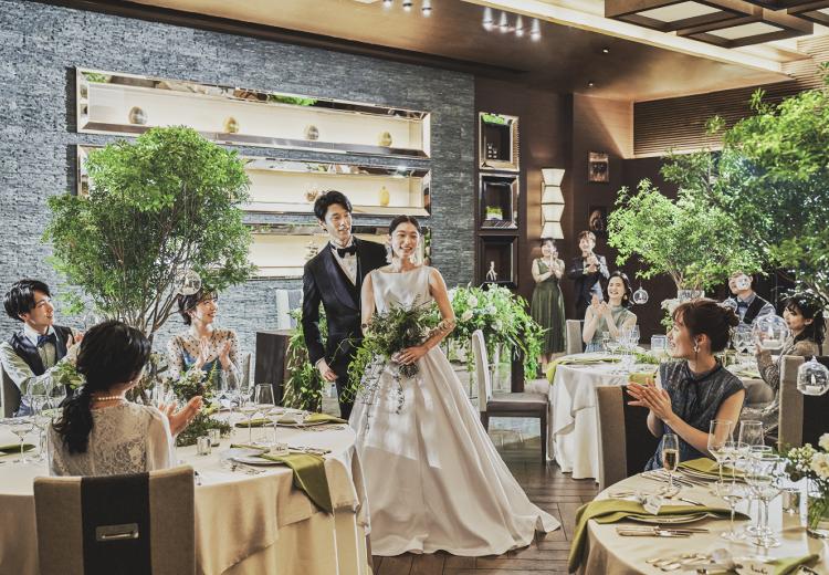 デュクラス大阪(FIVESTAR WEDDING)。披露宴会場。モダンな佇まいの『リンデンホール』は最大100名まで
