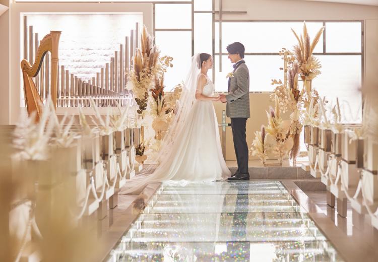 デュクラス大阪(FIVESTAR WEDDING)。煌びやかなバージンロードが魅力の『セントクリスタルチャペル』