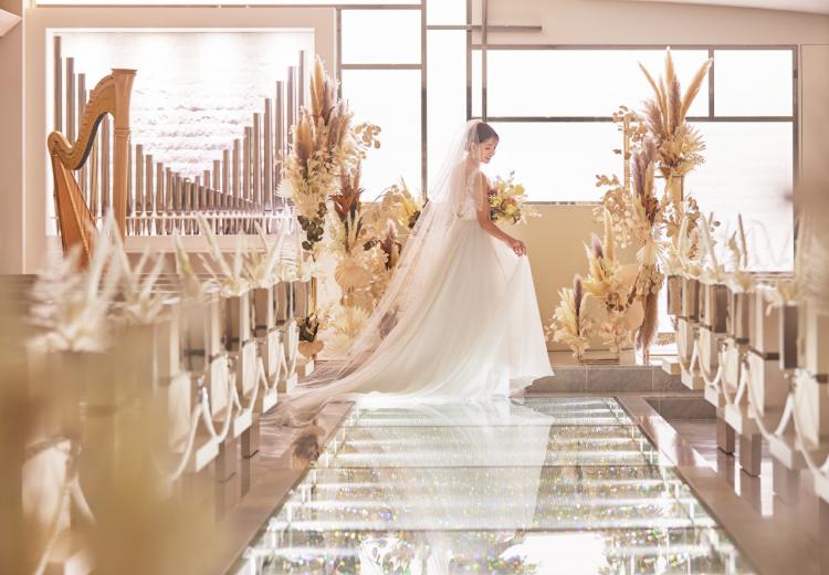 デュクラス大阪(FIVESTAR WEDDING)。挙式会場。120名まで収容可能な『セントクリスタルチャペル』