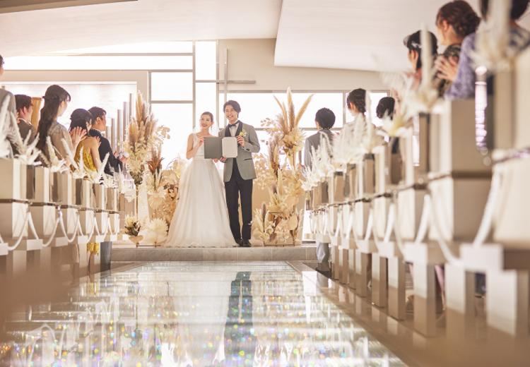 デュクラス大阪(FIVESTAR WEDDING)。挙式会場。ゲストとの距離も近く、温かなセレモニーとなるでしょう